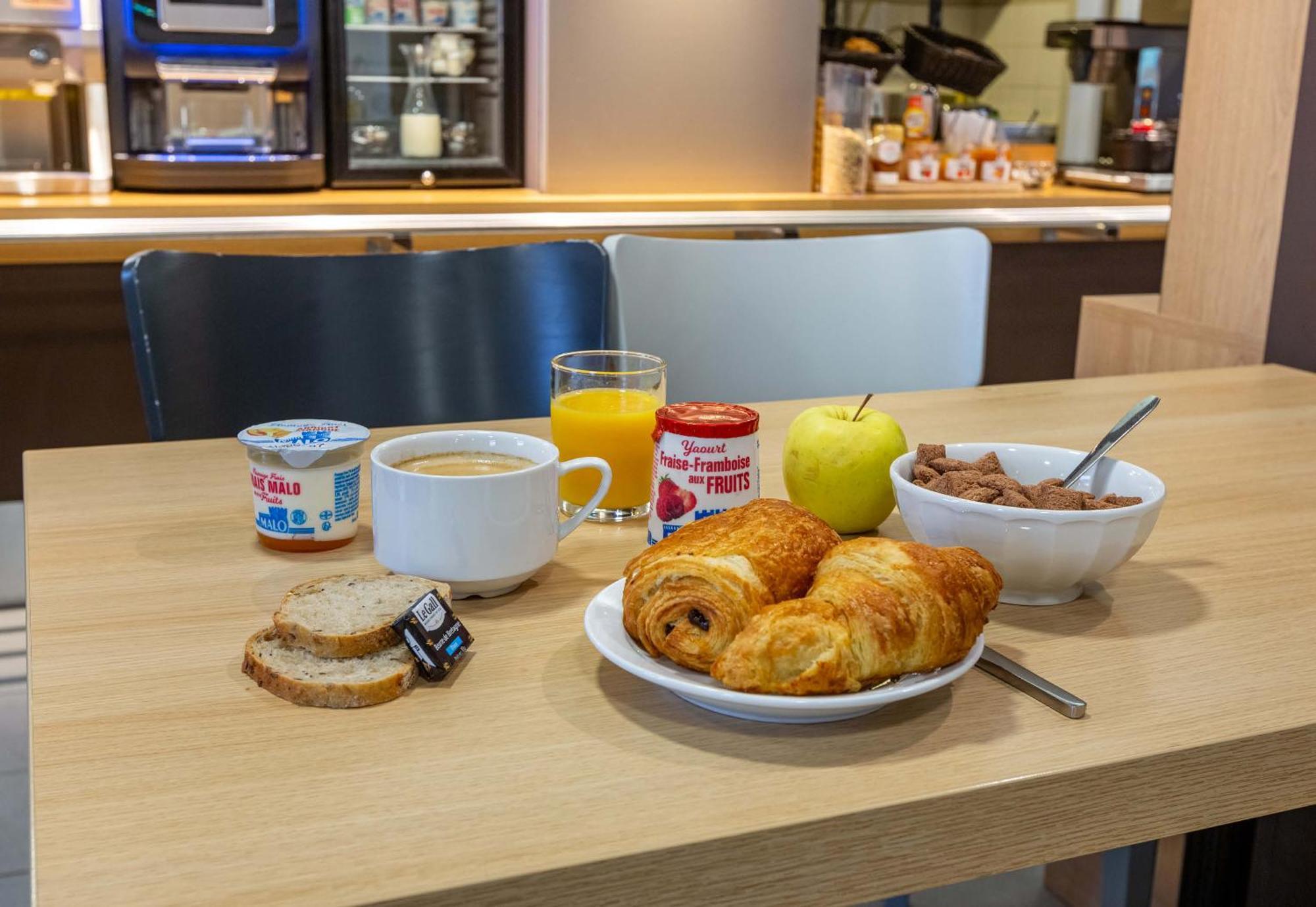 B&B Hotel Chartres Le Forum Le Coudray Екстер'єр фото